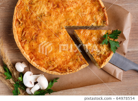 Homemade tart with puff pastry with mushrooms, 64978554