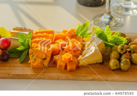 British hand-made and selected cheeses from local 64978593