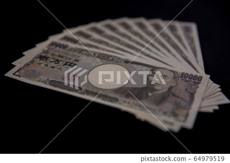 100,000日元10,000日元的鈔票特別固定收益福澤幸吉日元日元現金收益黑背黑色背景模糊模糊 64979519