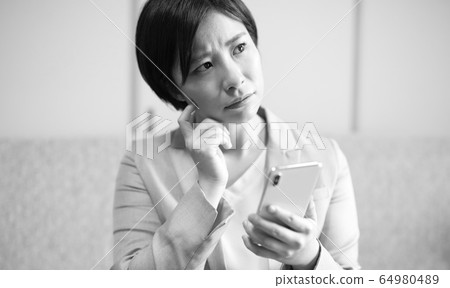 智能手機和負面女人形象 64980489