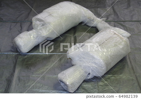 乘用車用消音器,已用泡沫膜小心包裹,以防止在運輸過程中損壞。 乘用車用消音器,已用泡沫膜小心包裹,以防止在運輸過程中損壞。 64982139