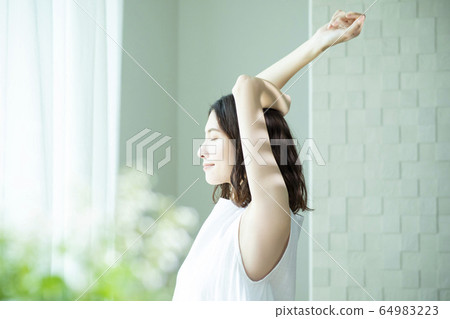 A woman growing 64983223