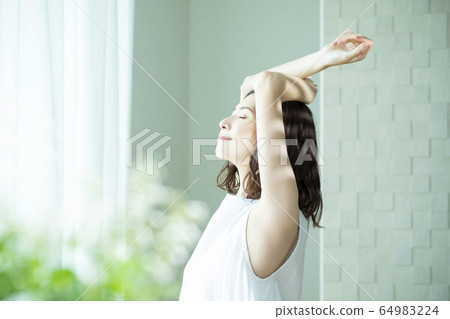 A woman growing 64983224