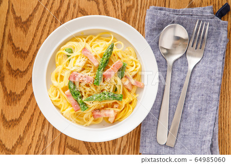 Carbonara spaghetti 64985060