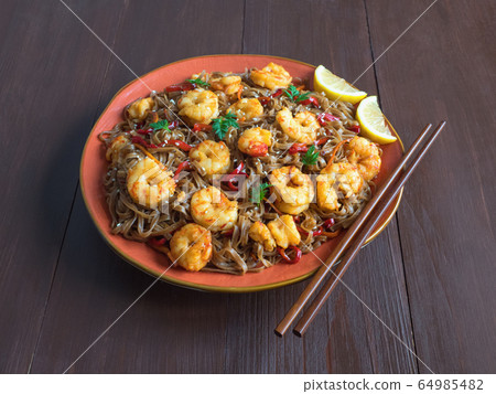 Asian udon noodles with fried shrimps Asian udon noodles with fried shrimps 64985482