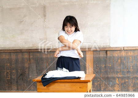 高中女生在教室裡換衣服 64985966