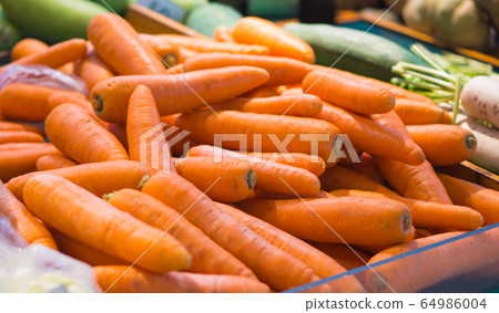 Carrots sold in the market. 64986004