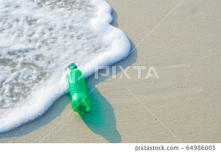 Soft drink bottles that were dropped into the sea were swept away at the beach. Soft drink bottles that were dropped into the sea were swept away at the beach. 64986005