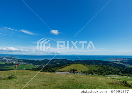 [Oga Peninsula, Akita Prefecture] Paddy fields of Hachirogata reclaimed land and the Sea of Japan seen from Mt. 64991877
