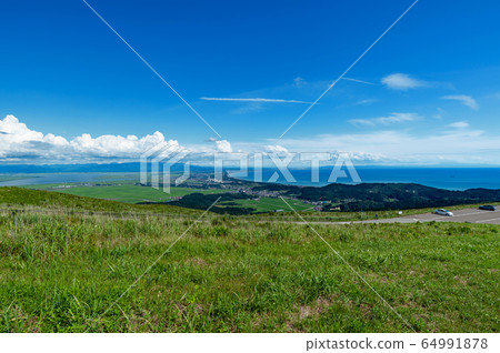 [Oga Peninsula, Akita Prefecture] Paddy fields of Hachirogata reclaimed land and the Sea of Japan seen from Mt. 64991878