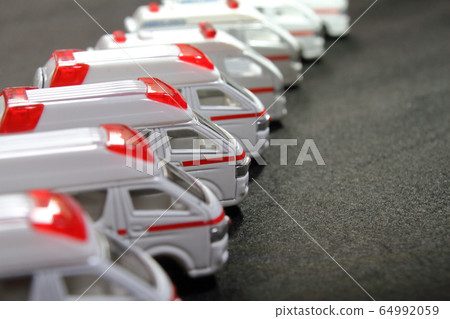 排隊的救護車（微型車） 64992059