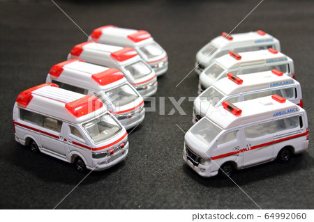 Ambulance lined up (minicar) 64992060