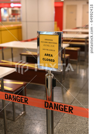 Outdoor eatery placed a closed sign for a pandemic lockdown period, it is in Chinese and English language 64992418