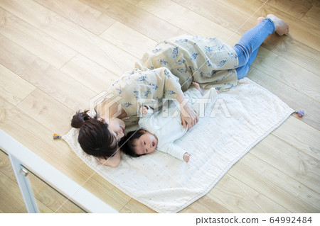 媽媽和寶寶 64992484