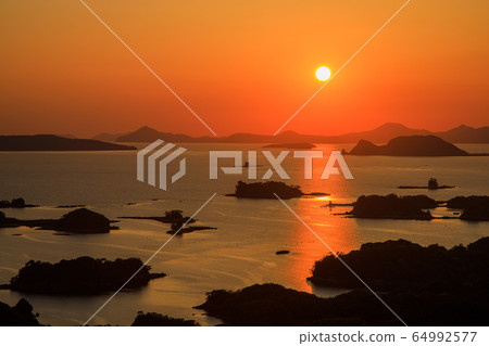 從長保看的“長崎佐世保”展覽日落和九十九島 從長保看的“長崎佐世保”展覽日落和九十九島 64992577
