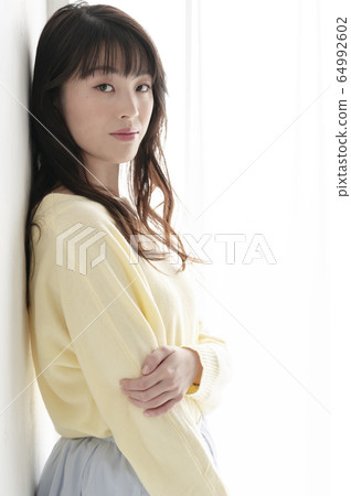 年輕女子肖像圖像 年輕女子肖像圖像 64992602