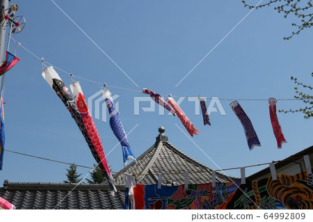 和服在天空中游泳 和服在天空中游泳 64992809