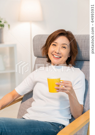 放鬆高級女士喝 放鬆高級女士喝 64993931