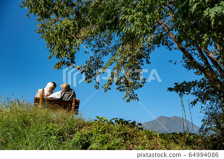卡卡西(Kakashi)俯瞰長野縣凱達高原(Kaida Kogen)的Ontake山岳 卡卡西(Kakashi)俯瞰長野縣凱達高原(Kaida Kogen)的Ontake山岳 64994086