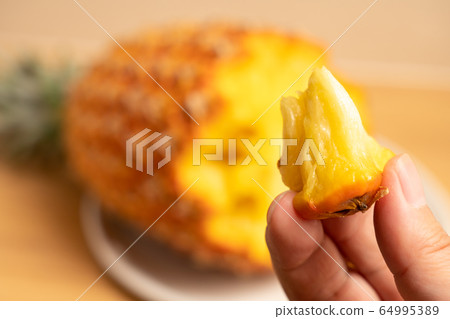 男手拿著菠蘿（小吃松） 64995389