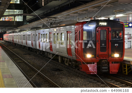 JR Kyushu 813 series at Hakata Station JR Kyushu 813 series at Hakata Station 64996188