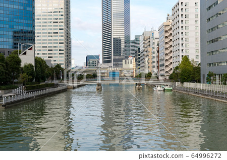 從東京都港區竹芝看到的摩天大樓和河景 64996272