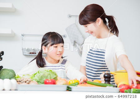 廚房美食家庭父母和兒童母親的生活方式 64997218