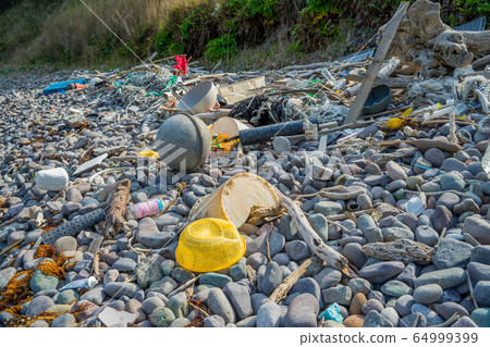 Drifting garbage Drifting garbage 64999399