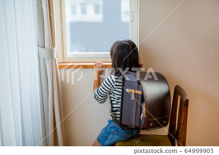Elementary school student and school bag image Elementary school student and school bag image 64999905
