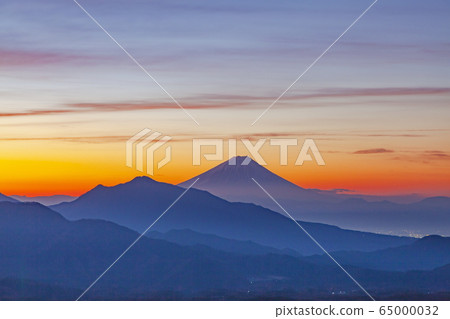 從山梨縣北斗市清里市比森山看黎明時分的富士山 從山梨縣北斗市清里市比森山看黎明時分的富士山 65000032