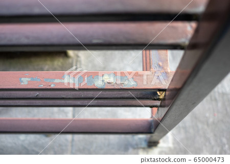 Rusty iron fence 65000473