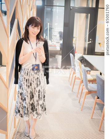 A woman with a smartphone 65001760