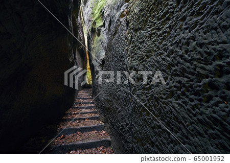 Narrow path in the middle rock formations Narrow path in the middle rock formations 65001952