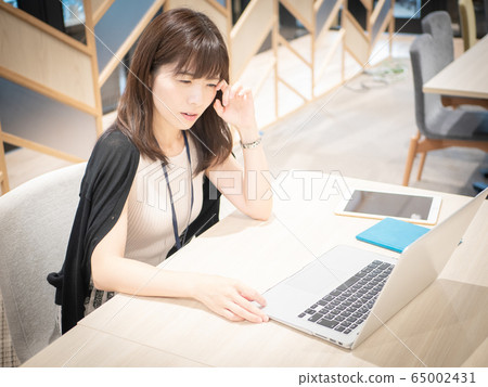 看個人計算機的婦女 65002431