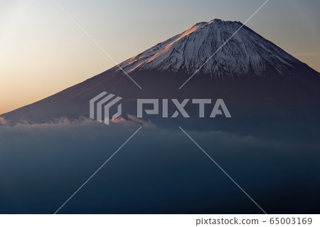 從Misaka山·Snowhead海拔的晨光的富士 從Misaka山·Snowhead海拔的晨光的富士 65003169