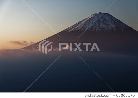 從Misaka山·Snowhead海拔的晨光的富士 從Misaka山·Snowhead海拔的晨光的富士 65003170