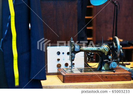 Antique sewing machine Antique sewing machine 65003233