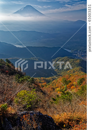 富士山和三坂山Onigatake山脊上的秋葉 65003831