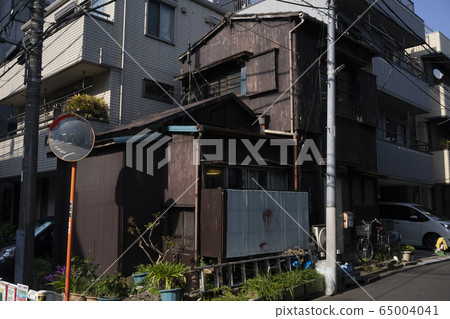 Old Japanese houses, shops, taverns, Japanese style 65004041
