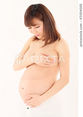Pregnant woman 9 months pregnant 65004088