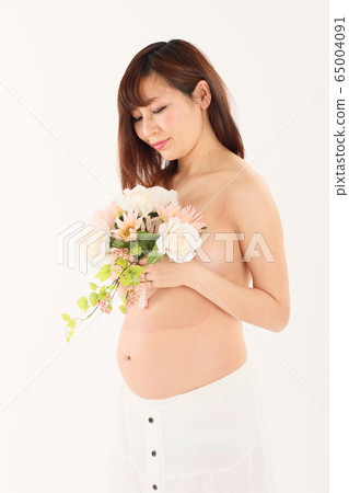 Pregnant woman 9 months pregnant Pregnant woman 9 months pregnant 65004091