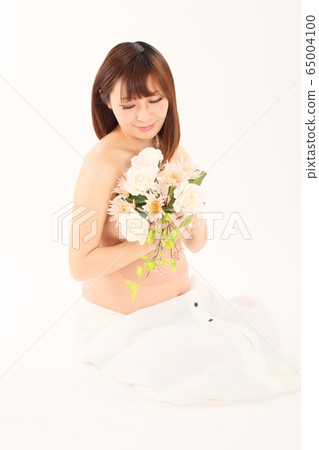 Pregnant woman 9 months pregnant Pregnant woman 9 months pregnant 65004100