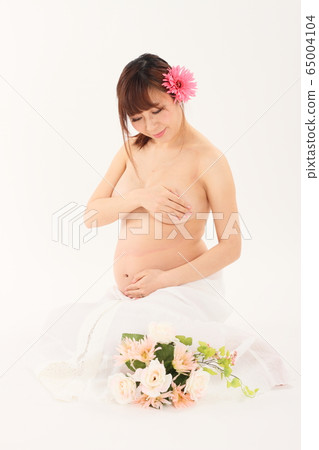 Pregnant woman 9 months pregnant 65004104