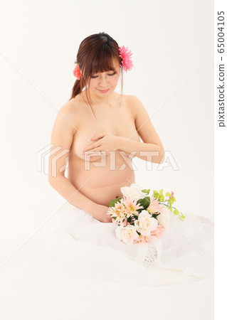 Pregnant woman 9 months pregnant 65004105