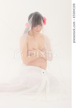 Pregnant woman 9 months pregnant 65004109