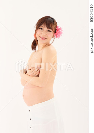 Pregnant woman 9 months pregnant 65004110