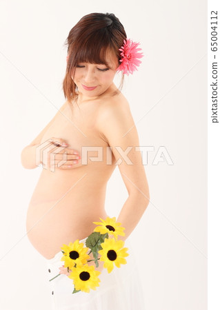 Pregnant woman 9 months pregnant 65004112