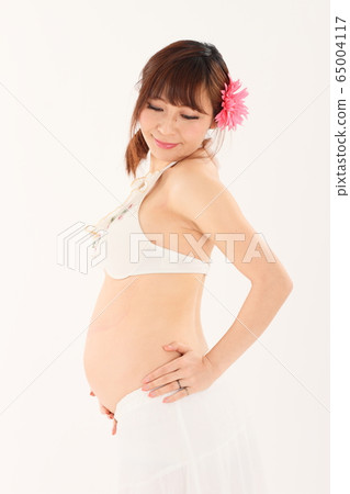 Pregnant woman 9 months pregnant 65004117