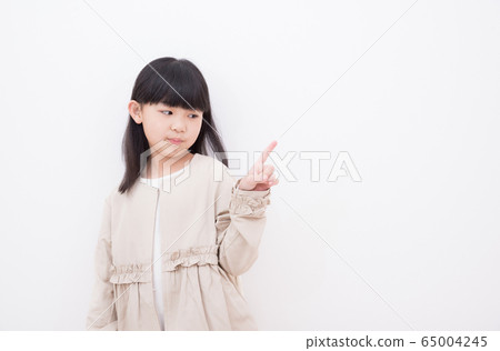 Elementary school girls to pose 65004245