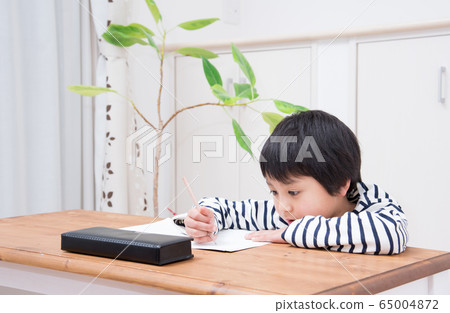 小學男孩在家學習 65004872